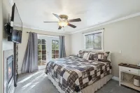 Family friendly house in Many Lakes with Hot Tub