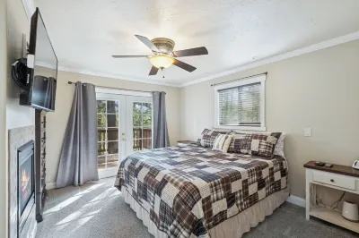 Family friendly house in Many Lakes with Hot Tub