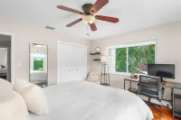 WATERFRONT & HEATED POOL- Tropical 2b/2b w/ Private Dock
