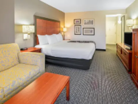 La Quinta Inn & Suites by Wyndham DFW Airport South / Irving Hotels in Irving