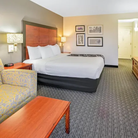 La Quinta Inn & Suites by Wyndham DFW Airport South / Irving