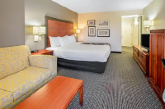 ลากินตา อินน์แอนด์สวีทส์ บายวินด์แฮม สนามบิน DFW เซาท์ / เออร์วิง โรงแรมในอีร์วิ่ง