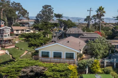 Stunning Coastal Cottage w/ Views of Monterey Bay! Hotels near Las Brisas Park