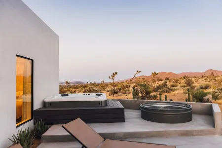 Stunning Hot Tub and Outdoor Oasis - Exquisite Desert Retreat