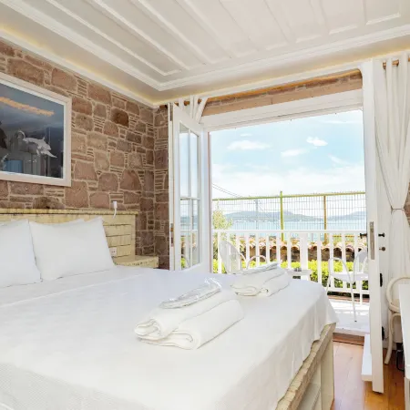 Cunda Pur Beyaz Hotel