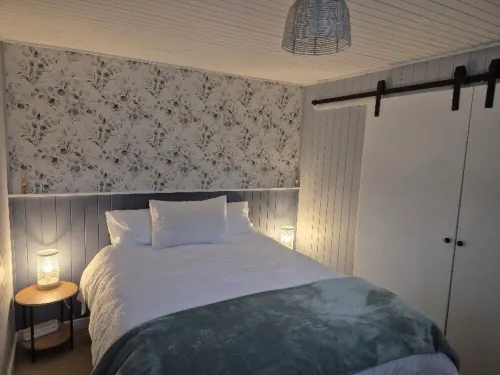 Welcome to the beautiful gateway of Jervis Bay.Where the bush meets the water. Hotel a Woollamia