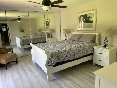 Beautiful Townhome with private patio / swimming pool and pet friendly ! Hotel in zona Page Field