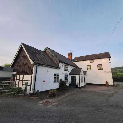 Green Dragon and Kitchen Pod - Sleeps 2 & Parking Hotels in 
