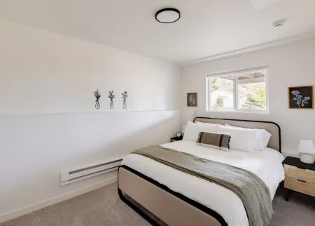 Updated & Spacious 5-bedroom house with Views of the Rock and Mountains