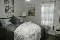 Charming 2-bedroom Craftsman in Vernon with AC, Wi-Fi and large back porch. Hotels in Vernon