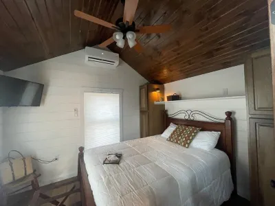 Pine Grove Cabin 30 acres of woods, meadows, pond and creek near Amish Country