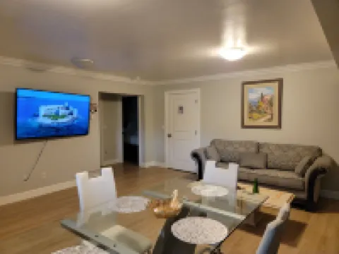 Oscar Inn & 2Bd Suite up to 6 People Private Hotels in Abbotsford