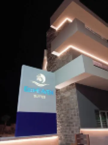 EcoHeaven Suites Hotel a 