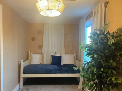 Serene 3-bedroom apartment in Chicago Hotels in Andersonville