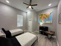 The Mustard Seed Cottage-Charming 3-BR Craftsman conveniently located downtown!