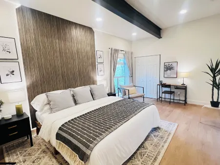 Cozy 2-bedroom house with Hot Tub in charming Colorado Springs