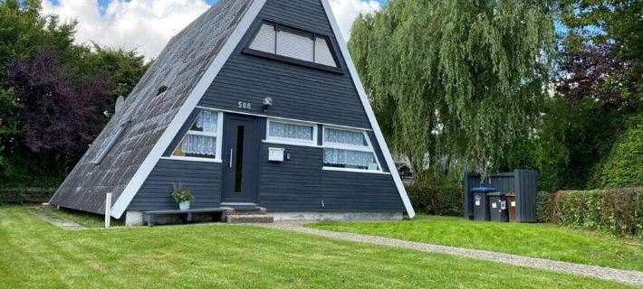 House m.WLan, Sky, near the beach, renovated, dogs welcome, fully fenced Hotels in Damp