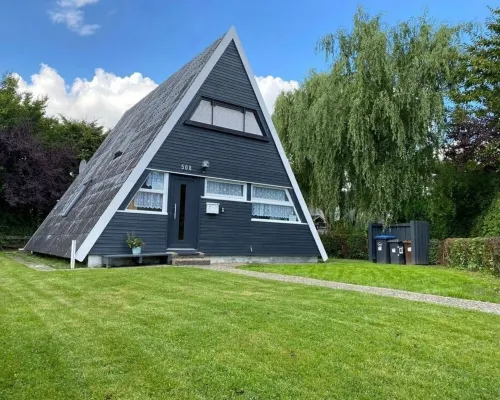 House m.WLan, Sky, near the beach, renovated, dogs welcome, fully fenced Hotels in Damp