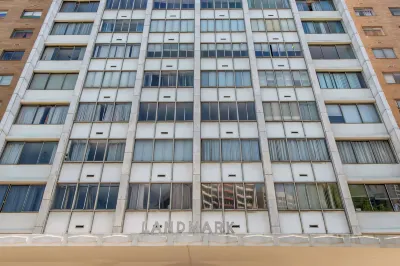 Perfect Dtwn 2 Bed Condo w Cali King Bed and Gym Hotels near Ormsby's