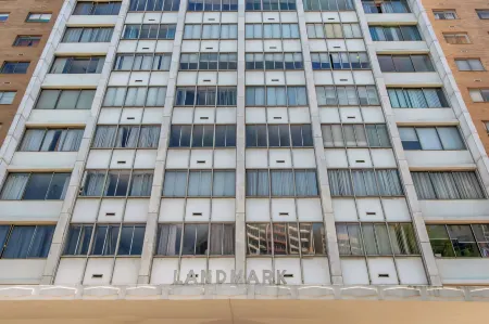 Perfect Dtwn 2 Bed Condo w Cali King Bed and Gym Отели рядом с достопримечательностью «Overtime Elite Arena (OTE)»