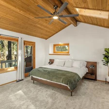 Pinewood Lodge / Backs to Forest / Near Downtown!