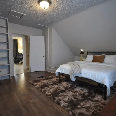 Comfy Rustic Retreat 2 Blocks from Mayo Hospital and Bethany College.