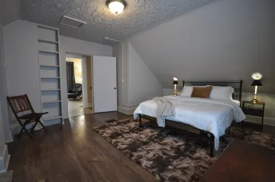 Comfy Rustic Retreat 2 Blocks from Mayo Hospital and Bethany College. Hotel in zona Rounders Sports Bar & Grill