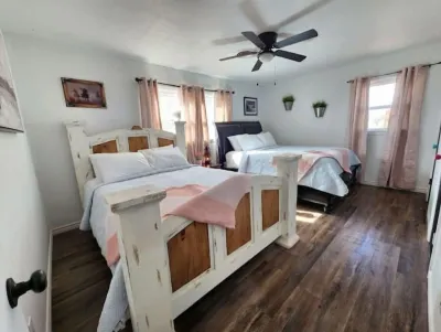 Rustic retreat-near the Canyon Hotels near Crossroads country church