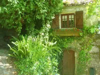 Rural house of the 18th century, overlooking the Aldán estuary.
