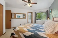 Townhome 2 bedroom, 2 1/2 bath sleeps 6, resort amenities and walkable to slopes