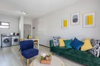 Lovely modern 2 bedroom apartment with pool.