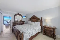 Gorgeous Waterview, Walking Distance to Restaurants, Shops & More!! 마르코아일랜드 호텔