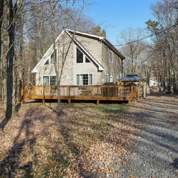 Cozy Poconos Chalet - w/Hot Tub, Sauna, & Lake Access!