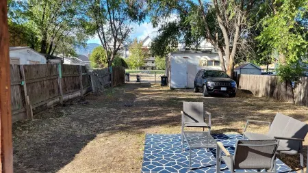 Heart of Downtown - Cottage Home - 10 min walk to the beach - Pet Friendly Отели в г. Оканаган-Симилкамин