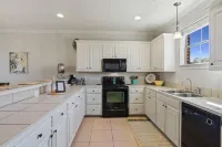 2-bd condo close to campus, free parking, sleeps 6
