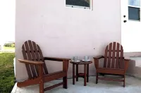 Island gem.  Close to beach and downtown