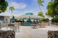 Resort Style 2br/2ba Condo on Seven Mile Beach