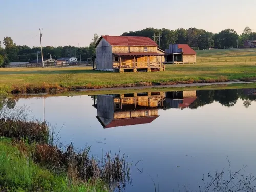 Cozy 2-bedroom cabin with WiFi, AC in welcoming Jamestown