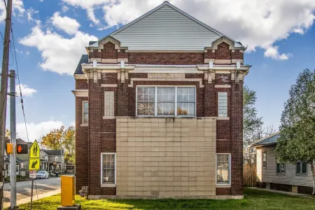 15 Min from Campus! Large 2BR Perfect for Groups!