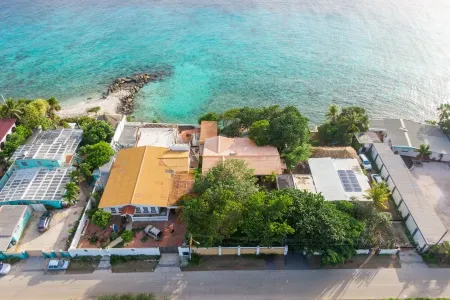 Villa Seaside is a cozy and authentic holiday home at the Caribbean Ocean.