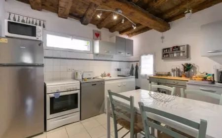 Village house, BBQ, terrace, arbor, near Avignon, St Rémy de Pce Отели в г. Майан