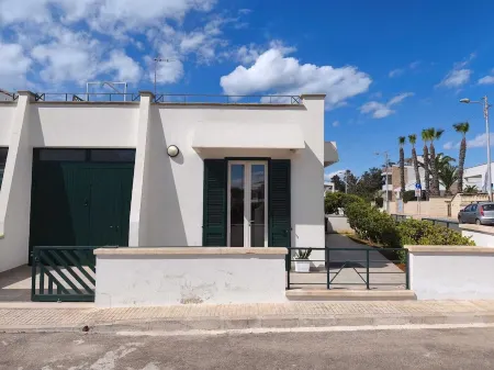 Detached villa 30 mt from the sea Отели в г. Marina di Mancaversa