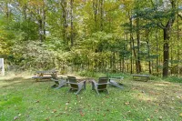 Secluded mountain getaway near Blue Ridge Parkway Hotel dekat Asheville West KOA Holiday