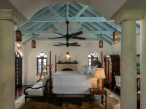 Luxurious 4 BR Beachfront Villa in Lower Peter Bay Hotels in Central