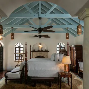Luxurious 4 BR Beachfront Villa in Lower Peter Bay