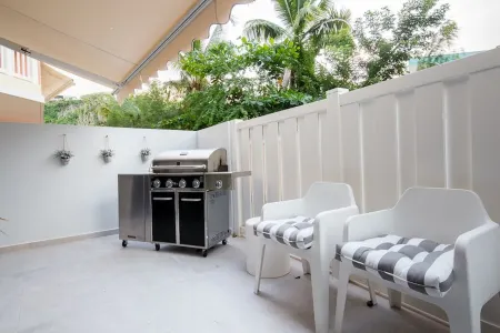 Modern/sleek Apt, 7 mins from Jobos Beach