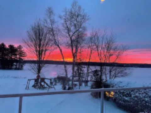 Magnifique Chalet sur le Bord de L'eau à 20 Minutes du Mont Orford et Magog