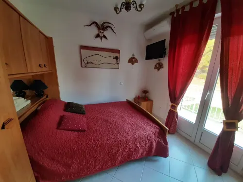 House with garden. Beautiful self-contained flat in villa in the countryside