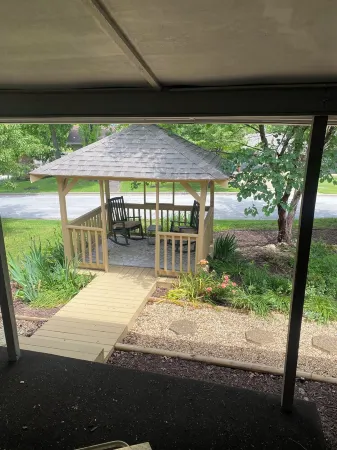 Peaceful/Spacious Downtown home Branson near Lake Taneycomo w/great amenities Отели рядом с достопримечательностью «The SKY Deck at Parakeet Pete's Waterfront Zipline»