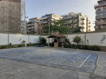 Excellent apartment building with pool, sauna, garage, terrace. Отели рядом с достопримечательностью «Shells Beach»